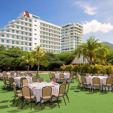 Santa Marta Marriott Resort Playa Dormida Exterior foto The lawn at the hotel