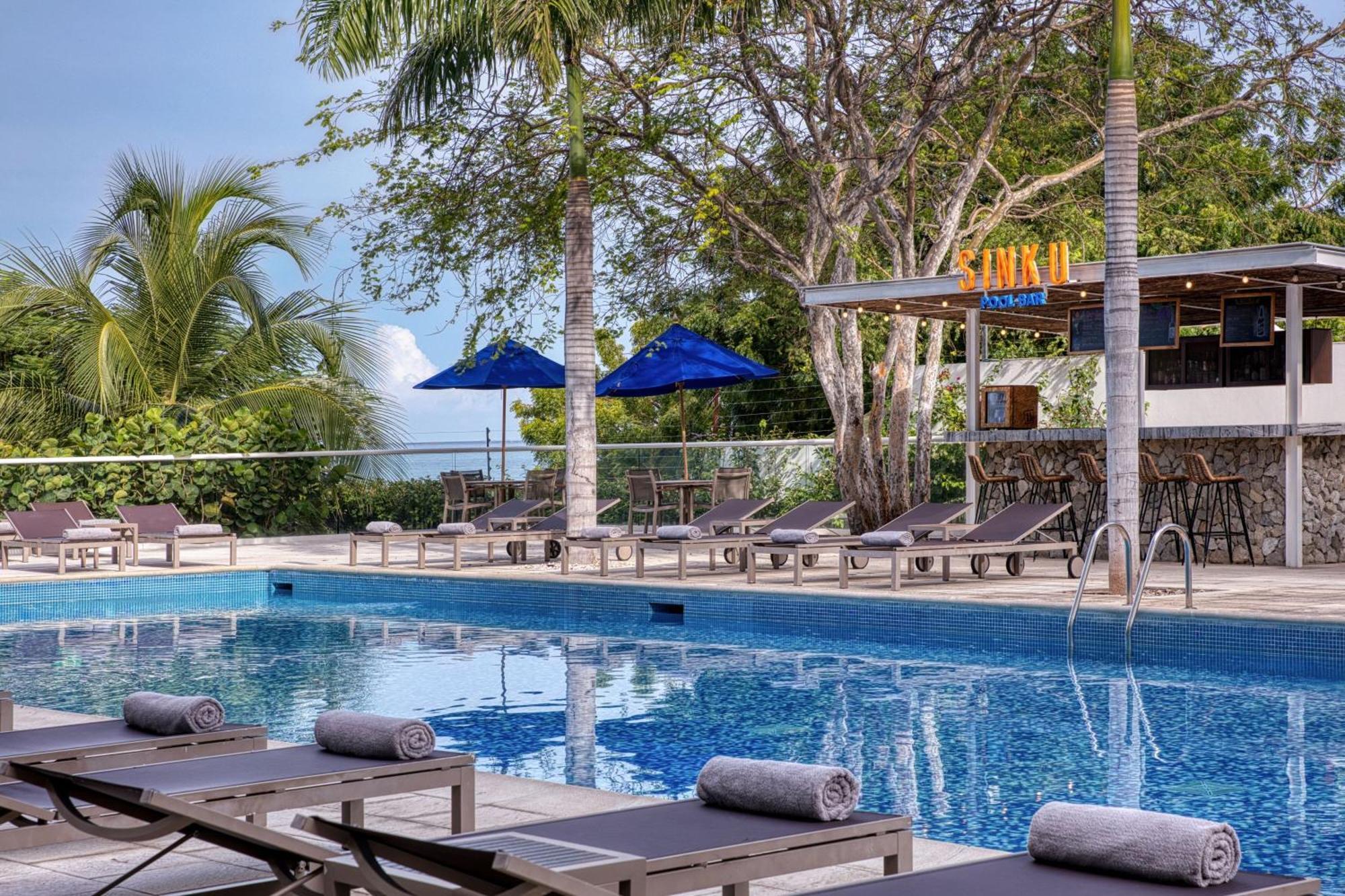 Santa Marta Marriott Resort Playa Dormida Exterior foto The swimming pool at the hotel