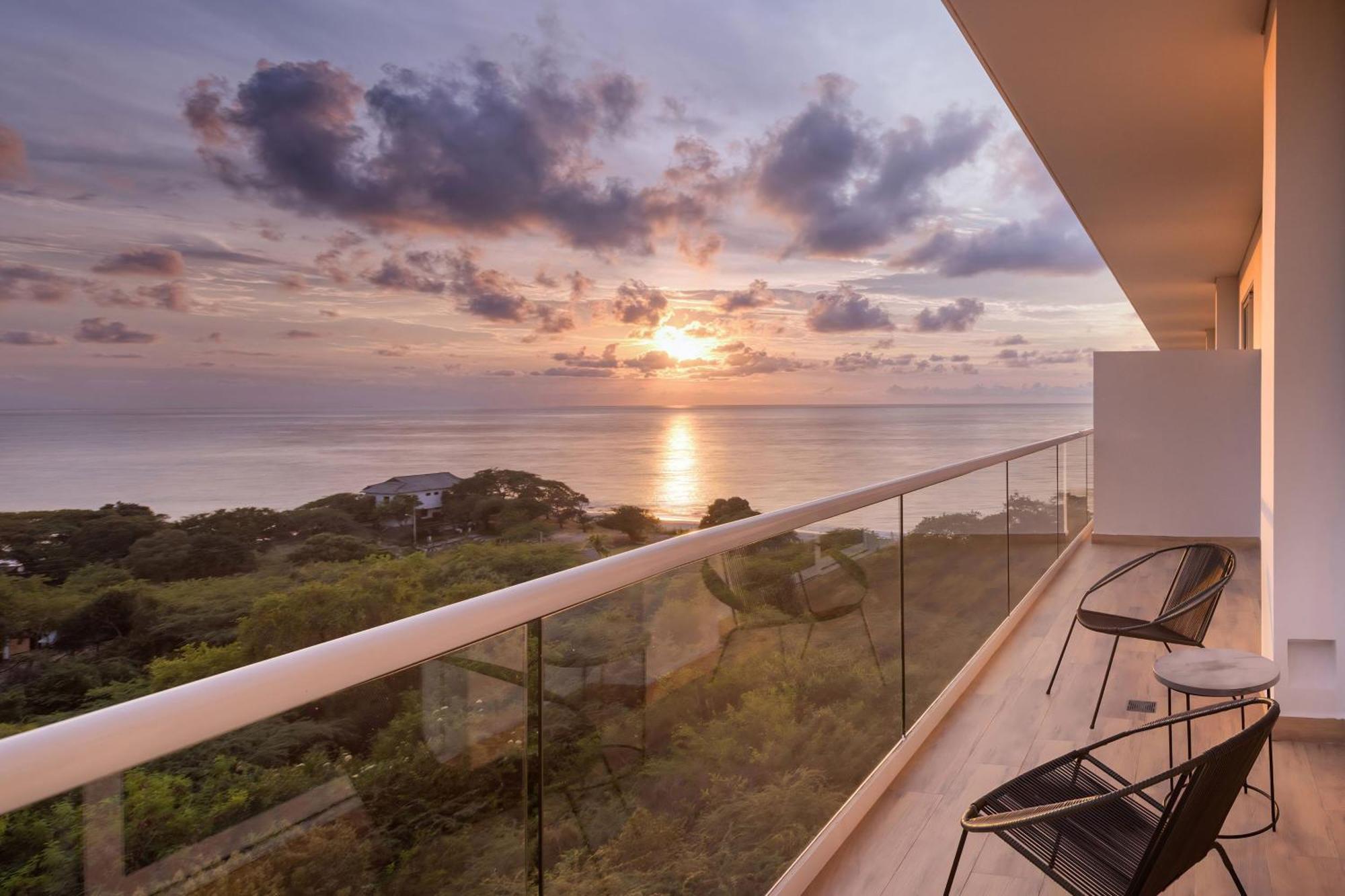 Santa Marta Marriott Resort Playa Dormida Exterior foto Sunset view from a balcony