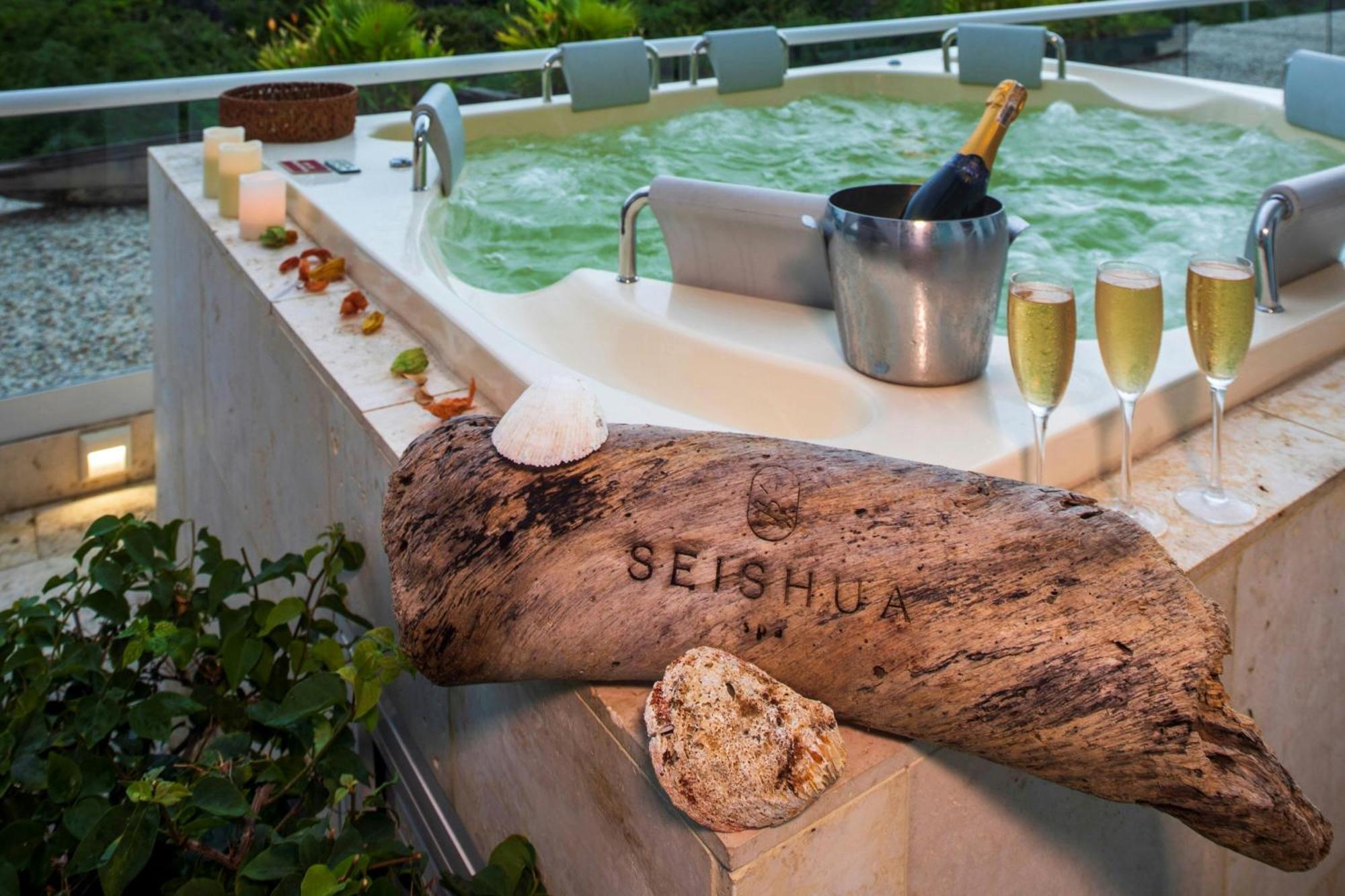 Santa Marta Marriott Resort Playa Dormida Exterior foto A hot tub