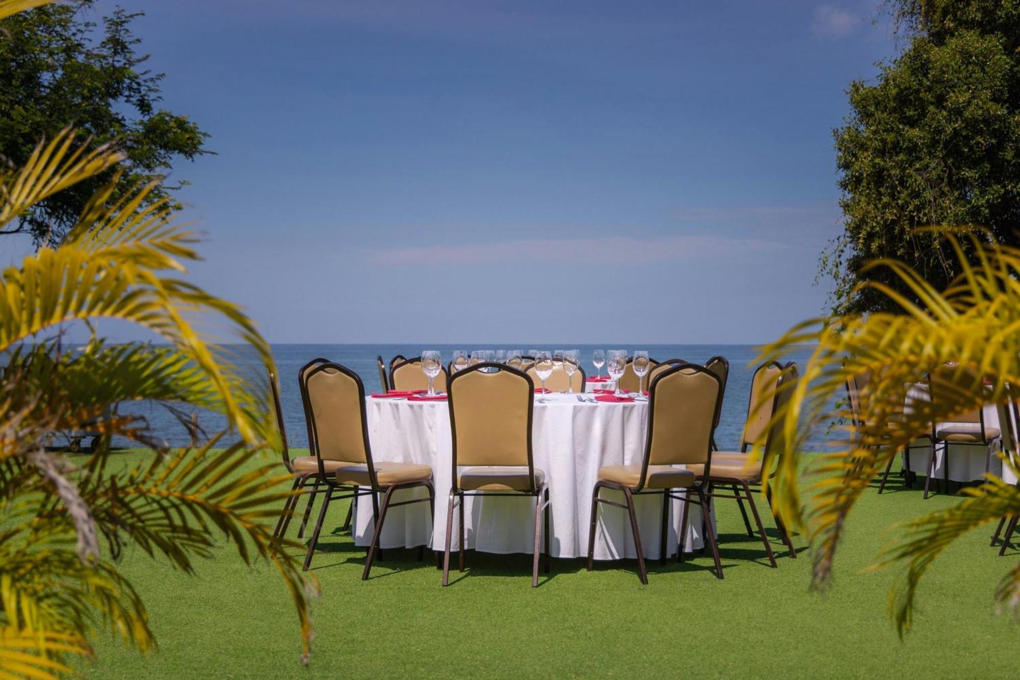 Santa Marta Marriott Resort Playa Dormida Exterior foto The lawn at the hotel